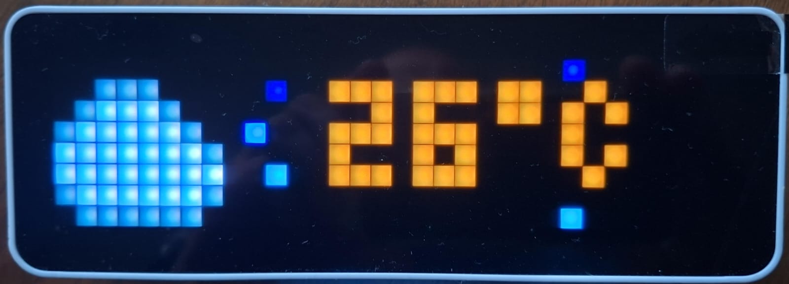 Reloj Ulanzi TC001 mostrando la temperatura exterior de la estación